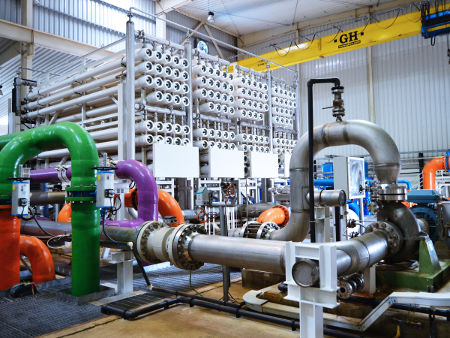 Bastidores de ósmosis inversa e instalaciones de bombeo de la planta desaladora de Accra