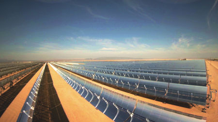 La tecnología eléctrica termosolar utilizada en Mojave Solar utiliza colectores de espejos parabólicos para captar la energía solar que más tarde se convierte en electricidad mediante un ciclo dinámico térmico.