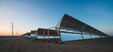 Colectores cilindroparabólicos en Mojave Solar, la planta termosolar de Abengoa en California con una capacidad bruta de 280 MW.