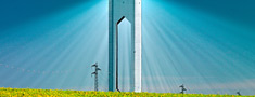 Planta PS20 de la Plataforma Solúcar rodeada de campo en primavera y con el azul del cielo de fondo